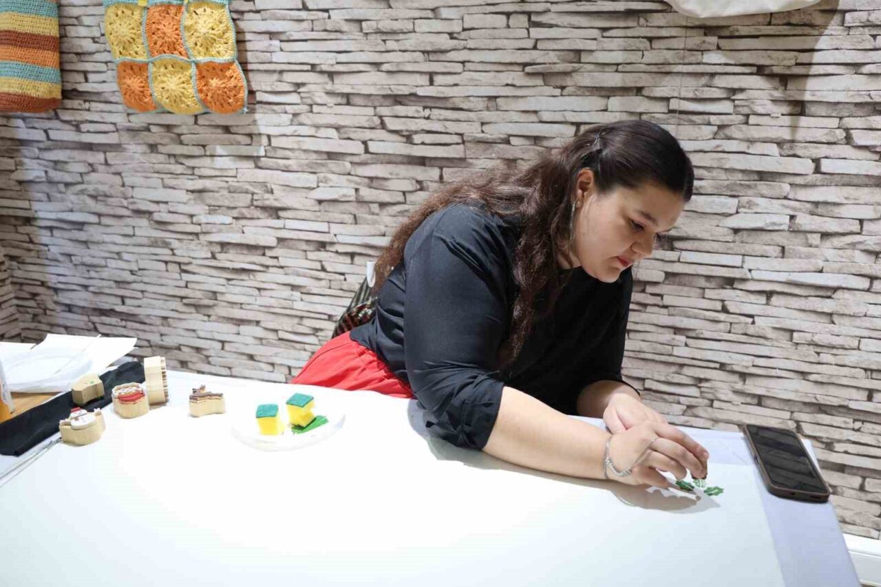 Adana’nın Kozan ilçesindeki Aile Destek Merkezi, kadınlara mesleki eğitim sunarak