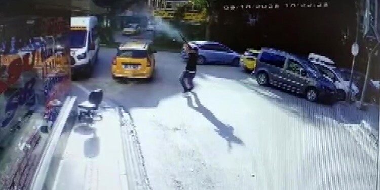 Adana’da Kız Arkadaşına Yakınlık Gösterirken Darp Edilen Genç Otomatik Tüfekle İş Yerine Ateş Açtı, Pişmanlık İfadesiyle Tutuklandı Adana'da A.T. (25), eski kız arkadaşıyla görüştüğü kafeden darp edildikten