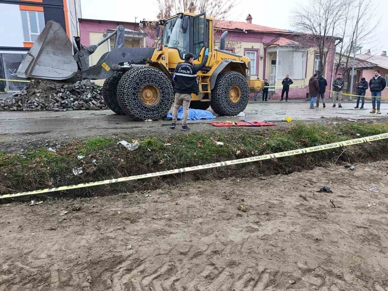 Kars'ın Kağızman ilçesinde, emekli imam H.K. (70) yolun karşısına geçerken