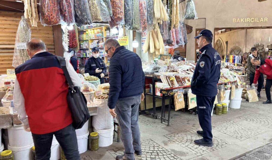 Kahramanmaraş’ta Kapalı Çarşı’daki Gıda İşletmelerine Denetim Uygulandı Kahramanmaraş'taki Kapalı Çarşı'da, Büyükşehir Belediyesi Zabıta Dairesi'nin koordinesindeki denetimlerde gıda