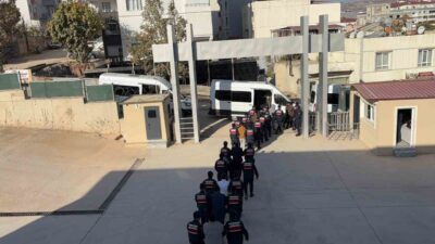 Kahramanmaraş ve Gaziantep’teki Tefecilik Operasyonunda 17 Şüpheli Tutuklandı Kahramanmaraş ve Gaziantep'te gerçekleştirilen tefecilik operasyonunda 17 kişi gözaltına alındı