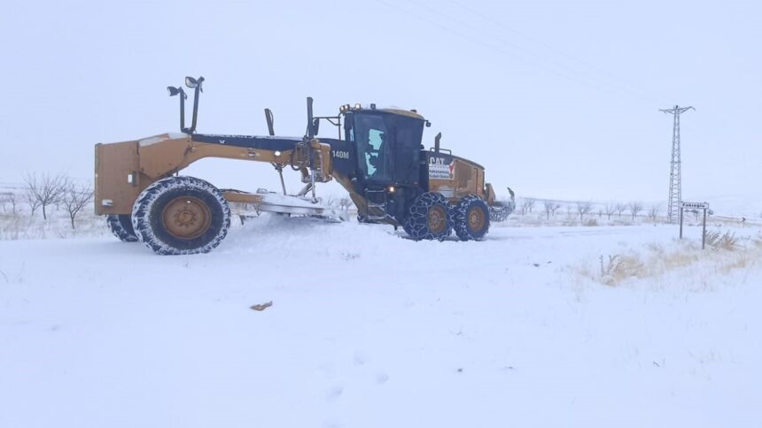 Kahramanmaraş Belediyesi, kuzey ilçelerde karla mücadele için 48 iş makinesiyle çalışmalara devam ediyor.