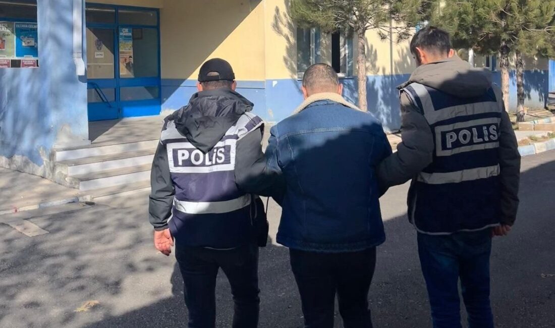 Kahramanmaraş’ta Hakkında Kesinleşmiş Ceza Bulunan Şahıs Ele Geçirildi Kahramanmaraş'ın Göksun ilçesinde, 2 Aralık'ta düzenlenen operasyonda hakkında kesinleşmiş toplam