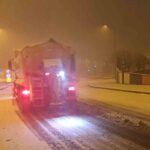 Kahramanmaraş’ta Büyükşehir Belediyesi, yoğun kar yağışı sonrası ulaşımı aksatmamak için çalışmalar başlattı.