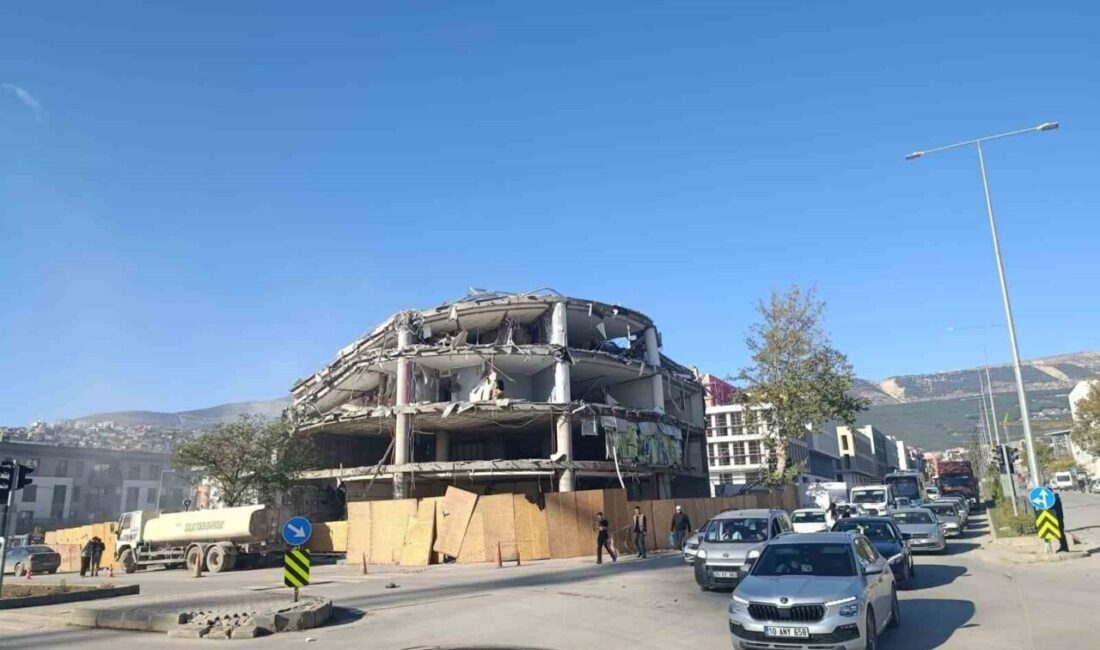Kahramanmaraş'ta 6 Şubat depremleri sonrası hasar gören 10 katlı iş