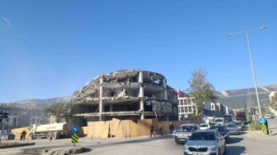 Kahramanmaraş'ta 6 Şubat depremleri sonrası hasar gören 10 katlı iş