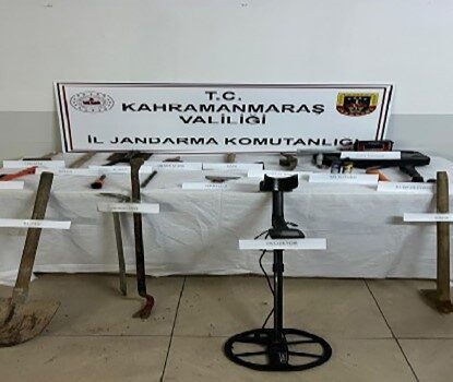 Kahramanmaraş’ta Kaçak Kazı Yapan 11 Şüpheli Jandarma Tarafından Yakalandı Kahramanmaraş’ta düzenlenen operasyonda kaçak kazı yapan 11 kişi gözaltına alındı.
