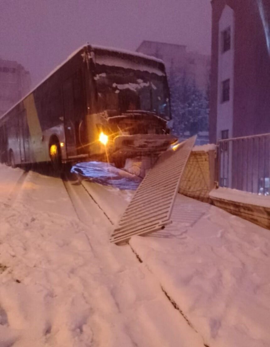 Kahramanmaraş’ta kar yağışı sonrası bir otobüs kaza yaptı.