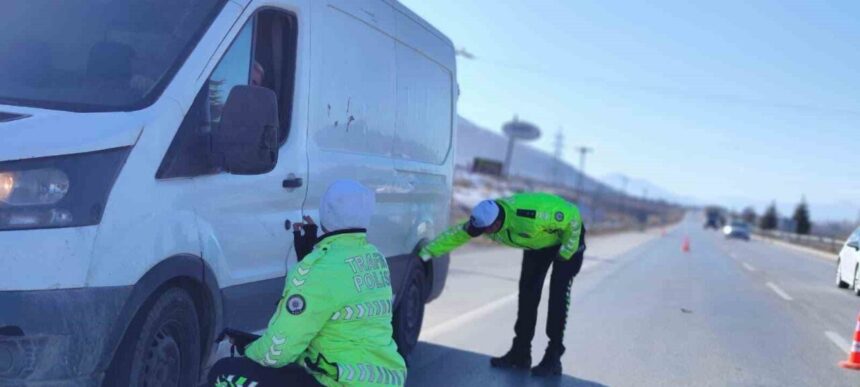 Elbistan’da Ticari Araçlara Kış Lastiği Denetimi Yapılıyor