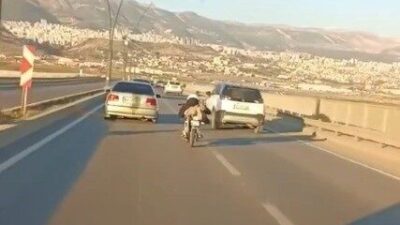 Kahramanmaraş’ın Onikişubat ilçesinde bir motosiklet sürücüsü, yolda tehlikeli bir şekilde
