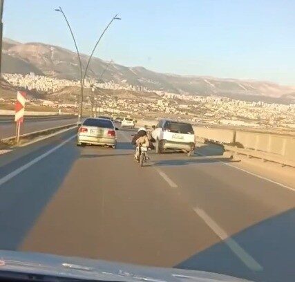 Kahramanmaraş’ın Onikişubat ilçesinde bir motosiklet sürücüsü, yolda tehlikeli bir şekilde