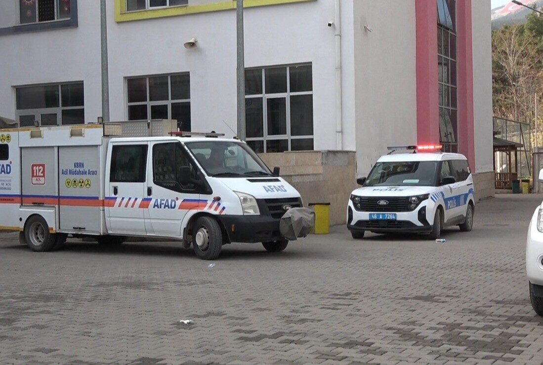 Kahramanmaraş Dulkadiroğlu'ndaki Gazi Paşa Atatürk İlkokulu'nda bilinmeyen bir koku nedeniyle