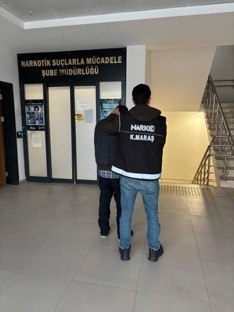 Kahramanmaraş’ta uyuşturucu ticareti yapan şüpheli gözaltına alınarak tutuklandı Kahramanmaraş'ta düzenlenen operasyonda, Narkotik Suçlarla Mücadele Şube ekipleri uyuşturucu madde