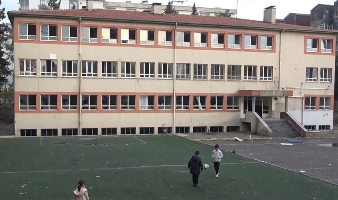 Kahramanmaraş’ın Onikişubat ilçesindeki yıkılmaya yüz tutmuş Akçakoyunlu İlkokulu, deprem sonrası