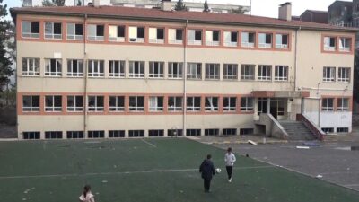 Kahramanmaraş’ın Onikişubat ilçesindeki yıkılmaya yüz tutmuş Akçakoyunlu İlkokulu, deprem sonrası