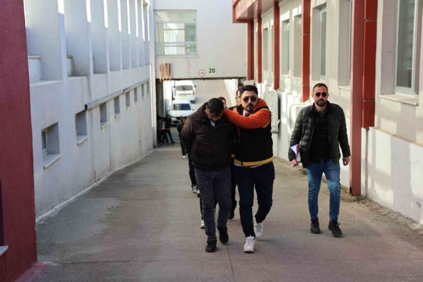 Adana’da öldürülen 2 arkadaşın cinayetiyle ilgili 11 şüpheli tutuklandı. Tetiği çekenler belirlenecek.