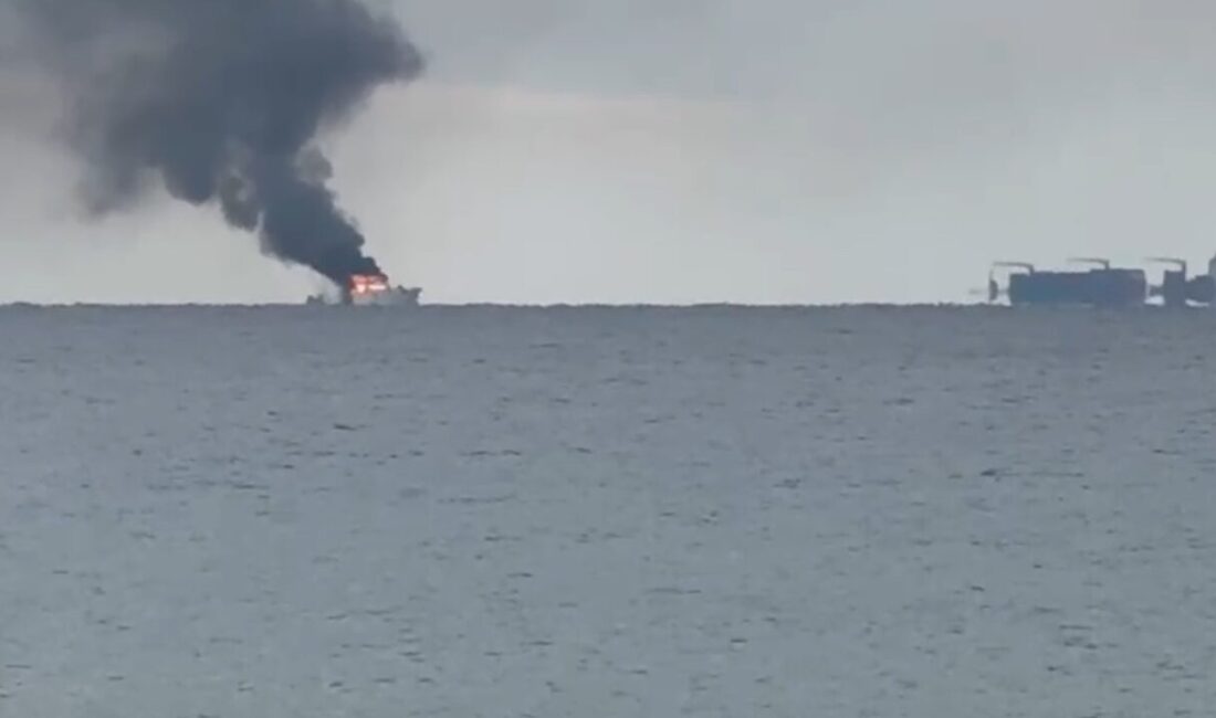 Antalya'nın Kaş ilçesinden Muğla'nın Marmaris ilçesine giden bir lüks tekne,