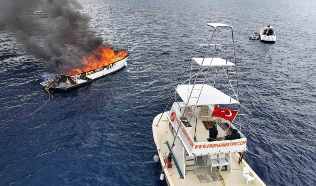 Antalya'nın Kaş ilçesinde, Kalkan açıklarında bir lüks tekne yanmaya başladı.