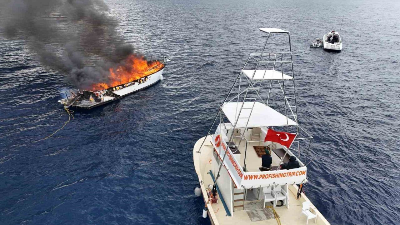 Antalya'nın Kaş ilçesinde, Kalkan açıklarında bir lüks tekne yanmaya başladı.
