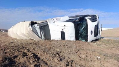 Afyonkarahisar’ın Emirdağ ilçesinde bir tırın devrilmesi sonucu meydana gelen kazada