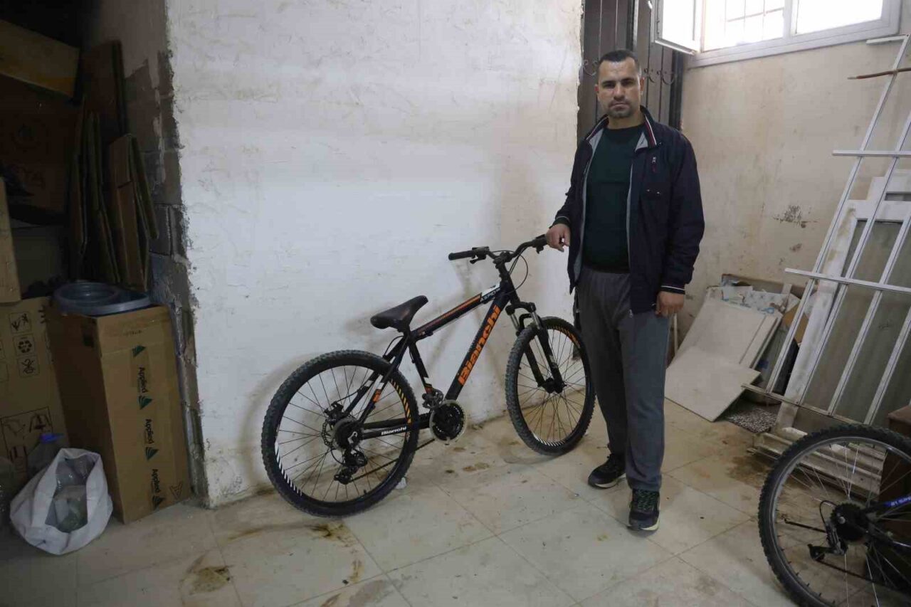 Hatay'ın Antakya ilçesinde bodrum katında bisiklet çalan hırsız, güvenlik kameralarına