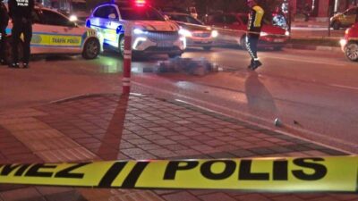 Antalya'nın Muratpaşa ilçesinde 17 yaşındaki Batuhan Çakmak, motosikletinin bir kamyonla