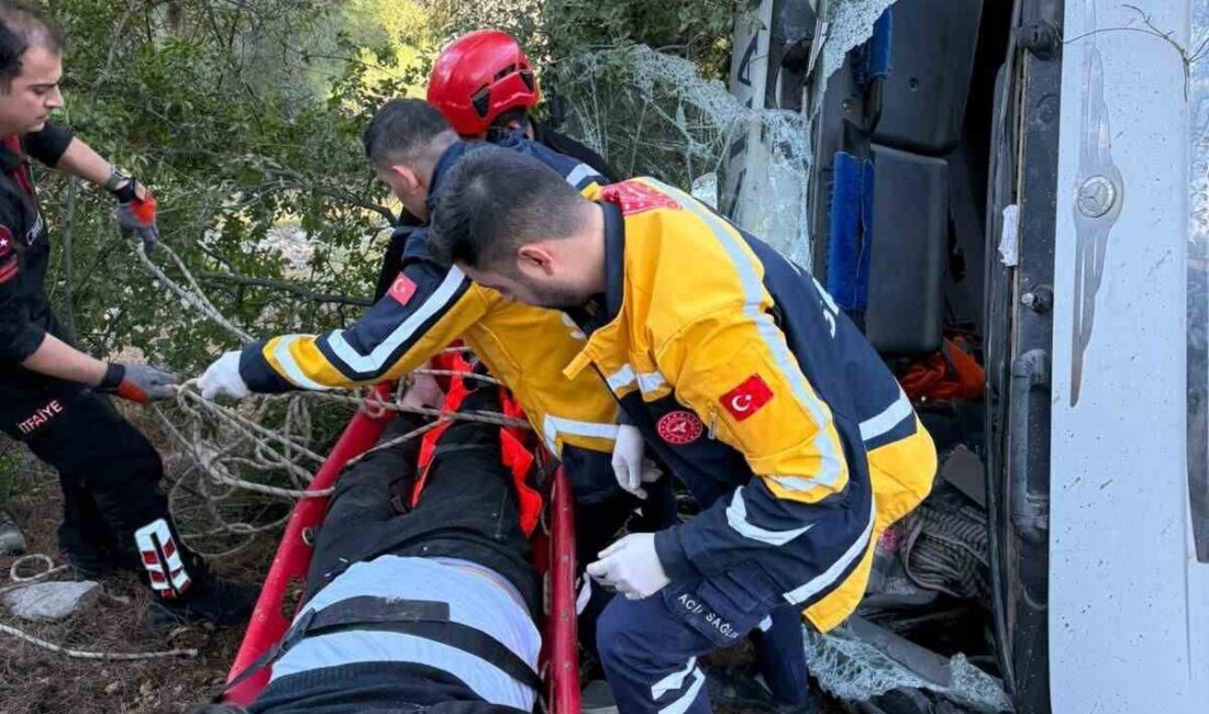 Kahramanmaraş'ın Sarıçukur Mahallesi'nde direksiyon hakimiyetini kaybeden kamyon sürücüsü uçuruma düştü.