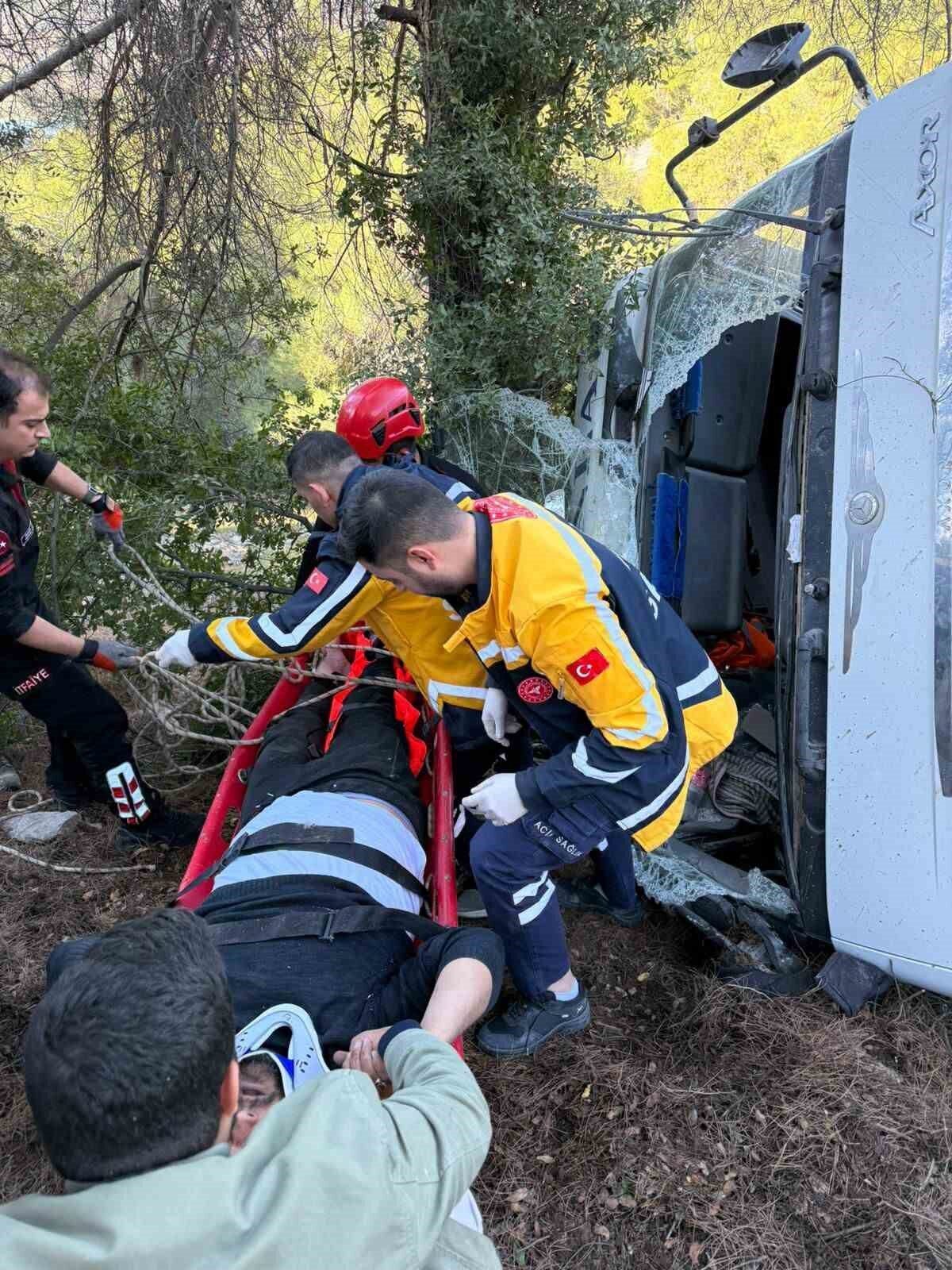 Kahramanmaraş'ın Sarıçukur Mahallesi'nde direksiyon hakimiyetini kaybeden kamyon sürücüsü uçuruma düştü.