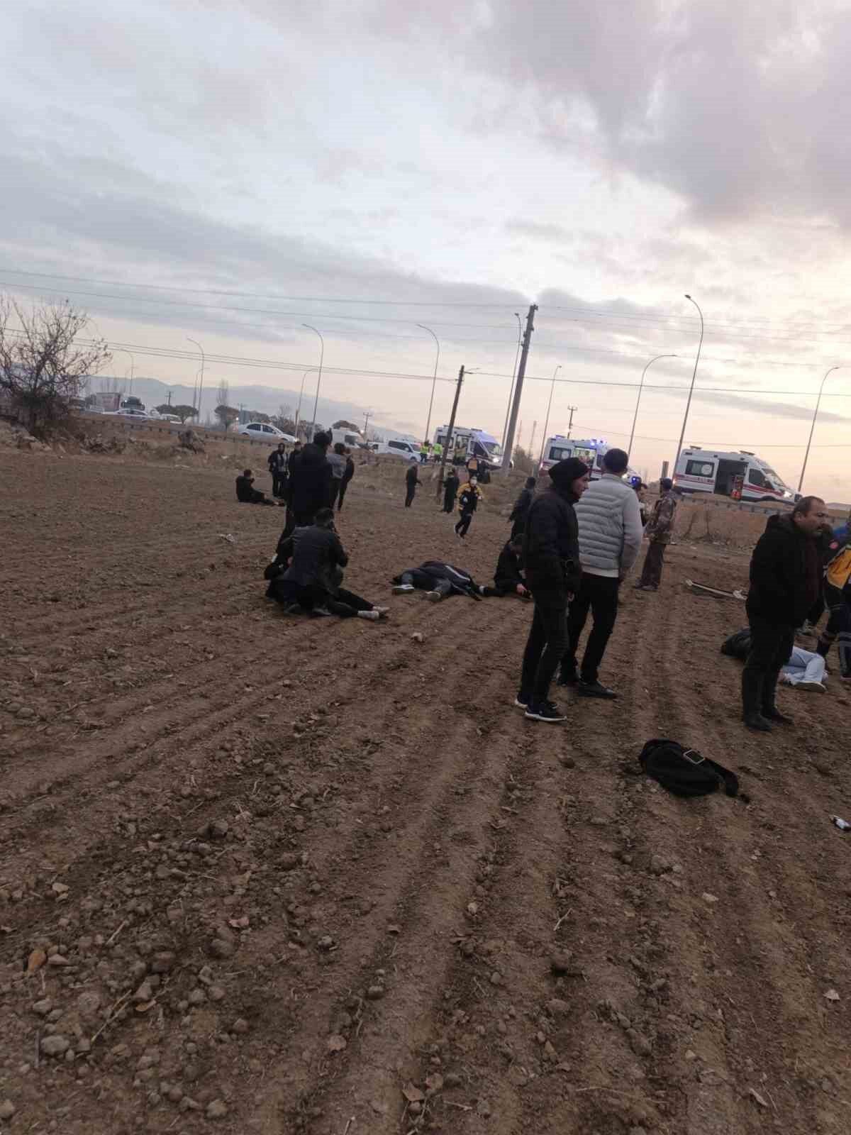 Afyonkarahisar’da öğrenci taşıyan minibüsün kamyonetle çarpışması sonucu 17 kişi yaralandı.