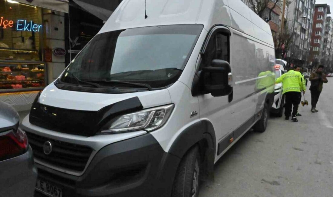 Eskişehir’de Taksiden İnerek Yola Çıkan Kadın Kamyonet Altında Kaldı Eskişehir'de Cumhuriye Mahallesi Cengiz Topel Caddesi'nde C.Ç. isimli bir kadın,