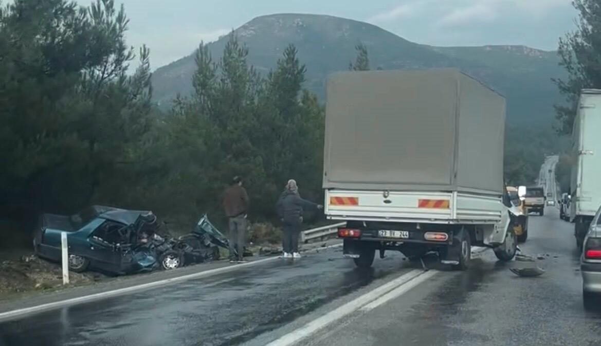 Menderes’te Kamyonet ve Otomobilin Çarpışması Sonucu İki Kişi Hayatını Kaybetti, Üç Kişi Yaralandı