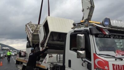 Muğla'nın Milas-Bodrum Karayolu'nda bir yolcu otobüsü, ilerleyen bir kamyonete arkadan