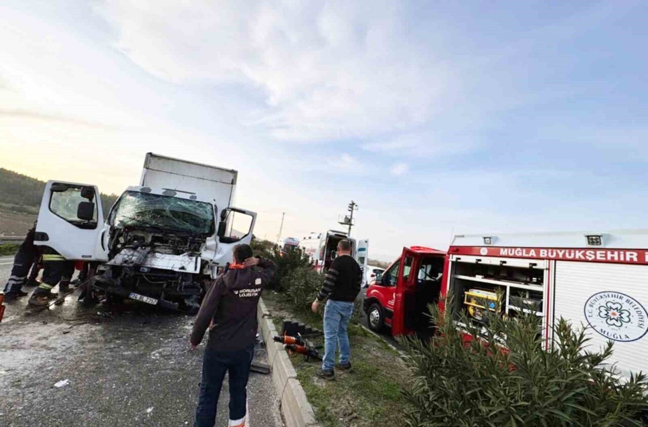 Bodrum-Milas karayolu üzerindeki Ekinambarı Mevkiinde gerçekleşen trafik kazasında iki kişi,
