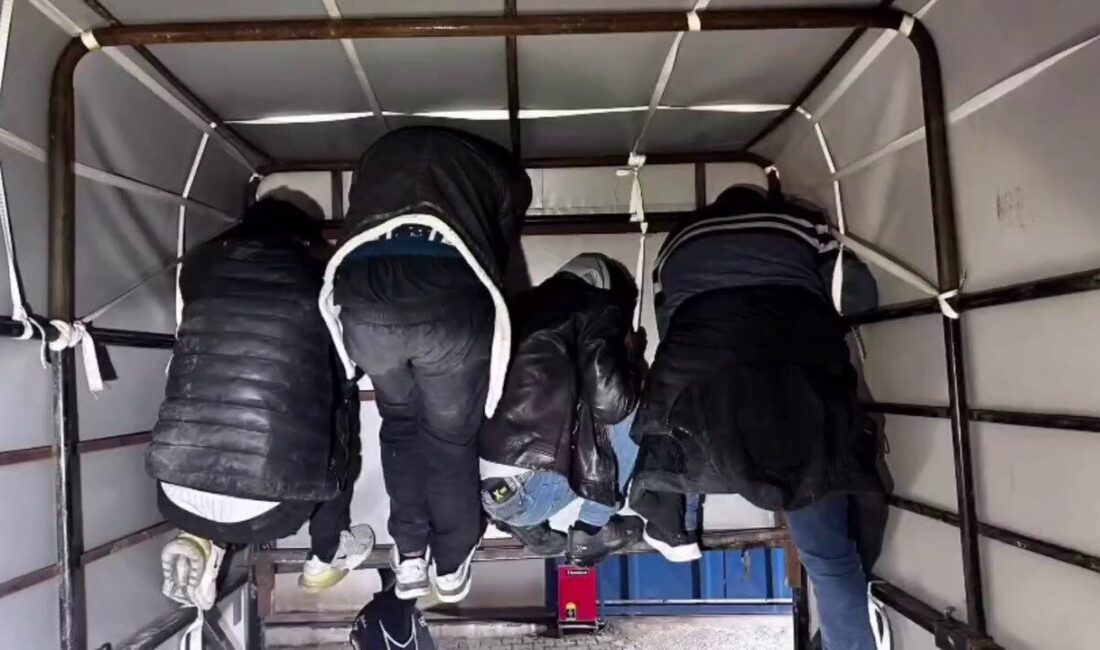 Hatay’da Durdurulan Kamyonette Saklanan 4 Kaçak Göçmen Yakalandı, 1 Organizör Tutuklandı Hatay'da, polis tarafından durdurulan bir kamyonette tavana tutunarak saklanmaya çalışan