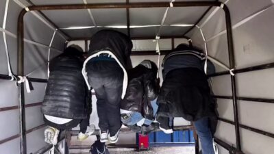 Hatay'da, polis tarafından durdurulan bir kamyonette tavana tutunarak saklanmaya çalışan
