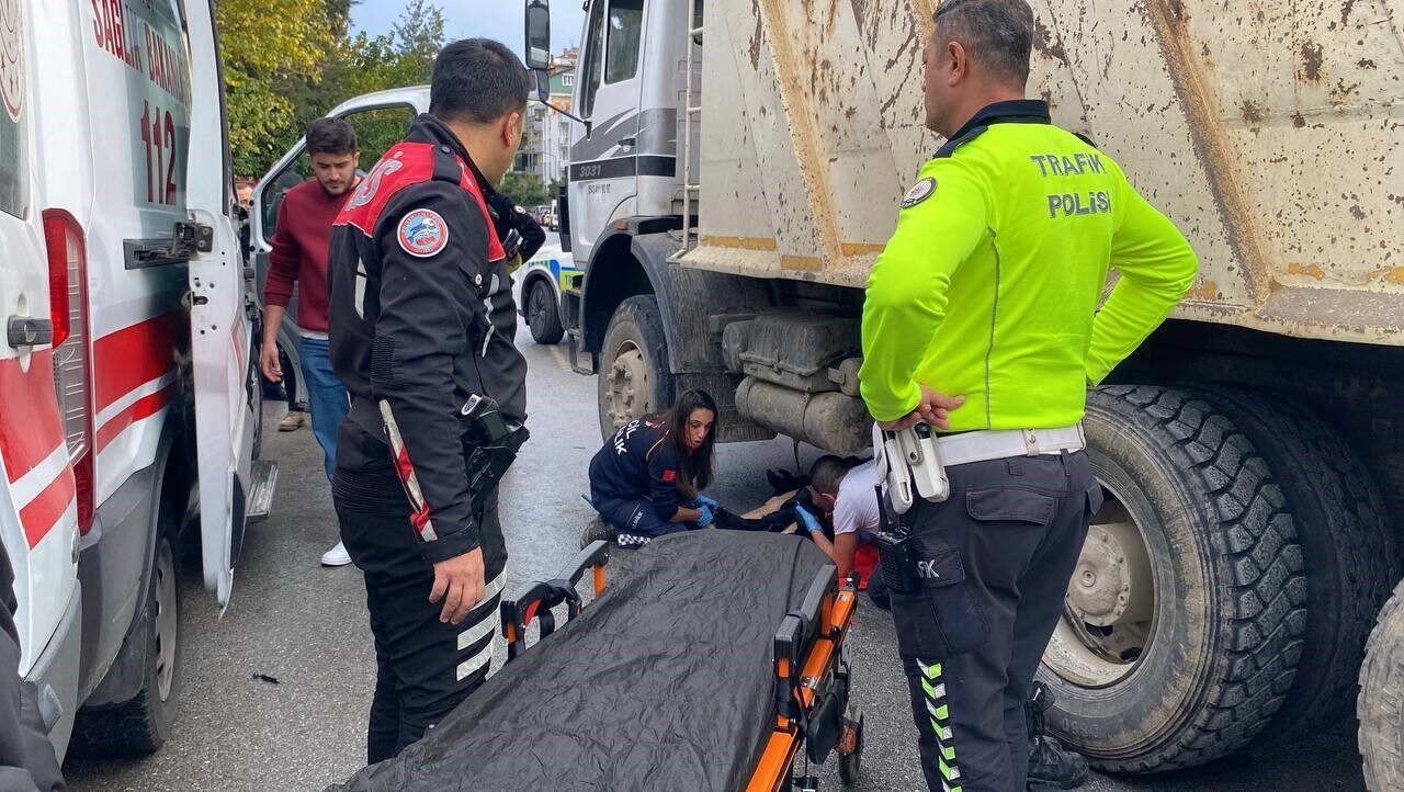 Aydın'ın Efeler ilçesinde motosikletli kurye A.D.T., hafriyat kamyonu ile çarpışarak