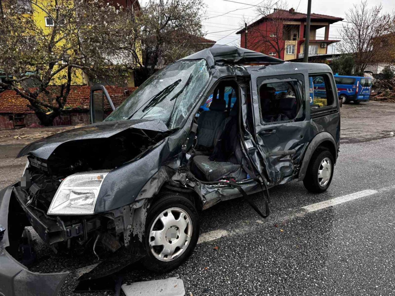 Denizli’de Kamyonun Çarptığı Hafif Ticari Araçta Feci Kaza: 1 Ölü, 2 Yaralı