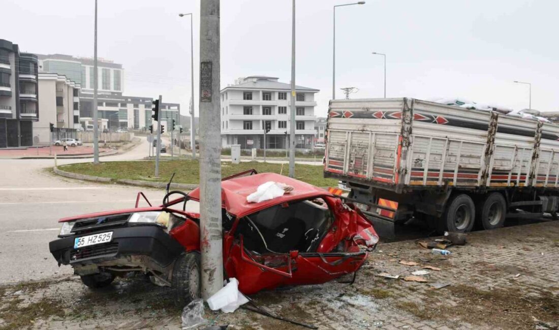 Samsun'un Vezirköprü ilçesinde kırmızı ışıkta bekleyen Tofaş otomobile kamyonun çarpması