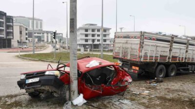 Samsun'un Vezirköprü ilçesinde kırmızı ışıkta duran Tofaş otomobile, Kenan Eral'ın