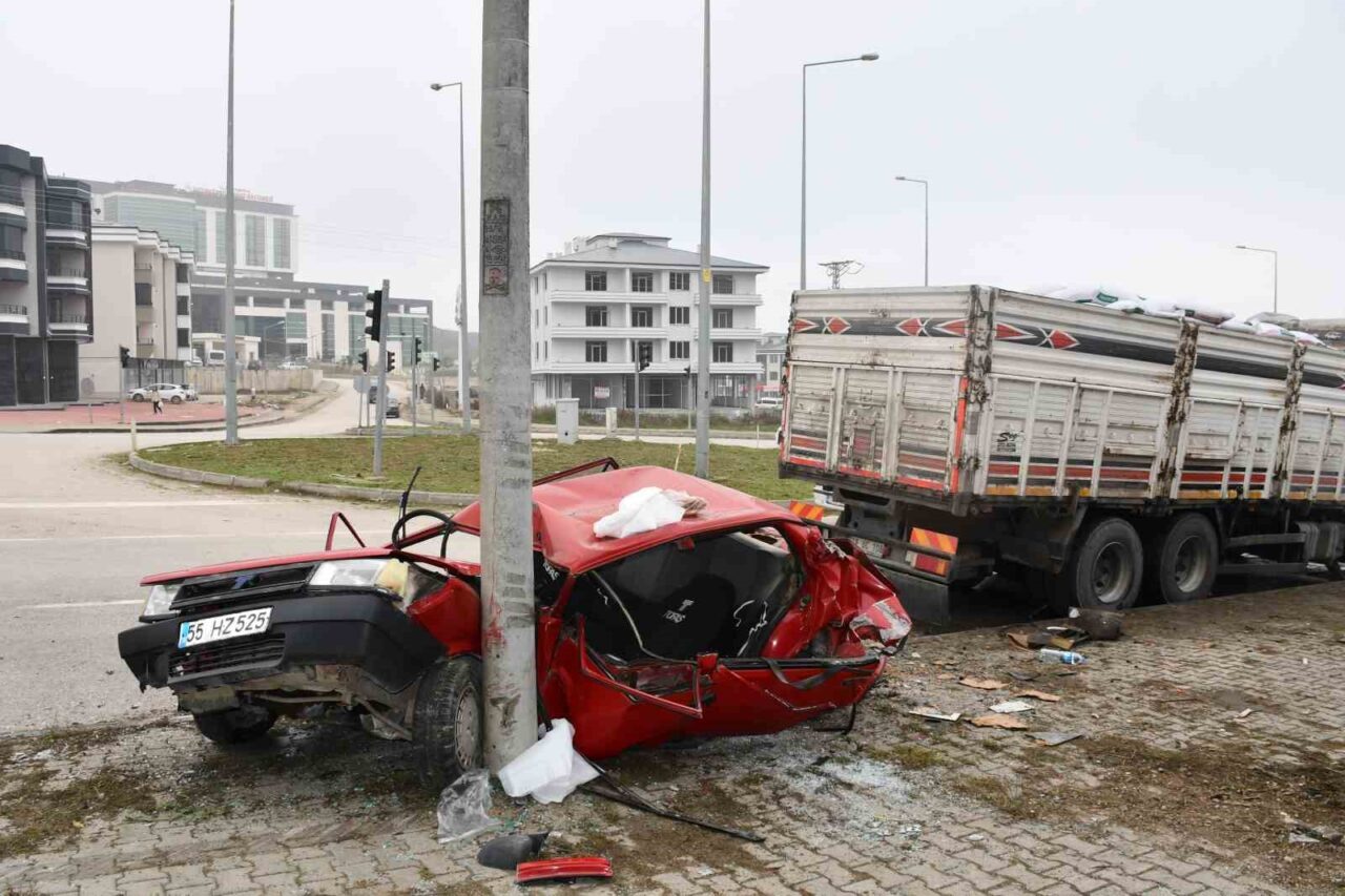 Vezirköprü’de Kırmızı Işıkta Bekleyen Otomobile Kamyon Çarptı, 4 Yaralı Var