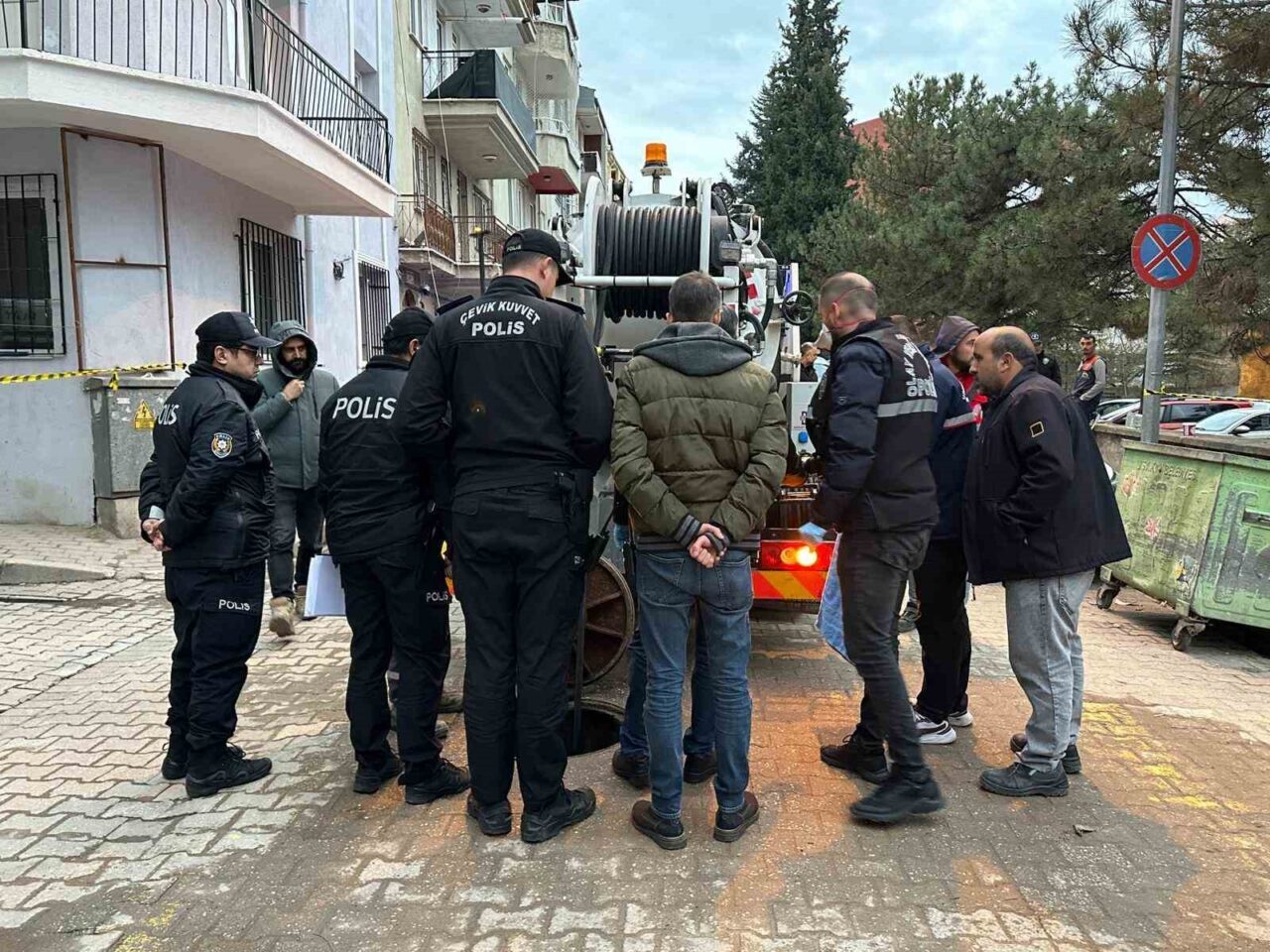 Uşak'ta, Ünalan Mahallesi'nde kanalizasyonda yapılan çalışmalarda cenin bulundu. Belediye ekipleri