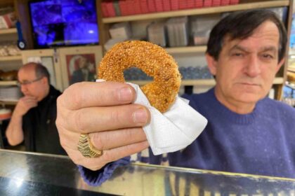 Regaip Kandili’nde Taze Simitler Tezgahlarda Yerini Aldı, Kilosu 400 Lira!