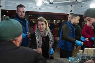 Düzce’de Regaip Kandili’nde Vatandaşlara Helva Dağıtımı Yapıldı