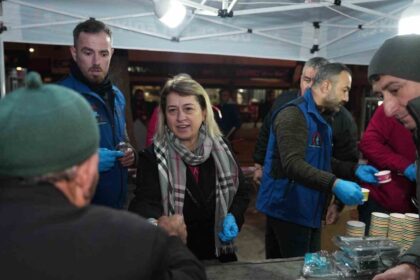 Düzce’de Regaip Kandili’nde Vatandaşlara Helva Dağıtımı Yapıldı