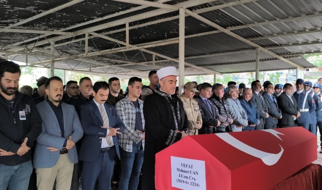 Mardin’de görev yapan Jandarma Uzman Çavuş Mehmet Can, kanserle verdiği savaşı kaybederek Dörtyol’da toprağa verildi. Hatay'da kanser nedeniyle 31 yaşında hayatını kaybeden Jandarma Uzman Çavuş