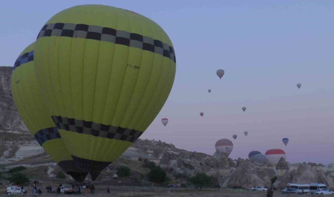 Kapadokya’da Sıcak Hava Balonları Dört Gündür Uçuş Yapamıyor Kapadokya'da sıcak hava balon uçuşları, son dört gündür rüzgar ve