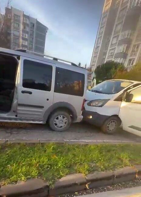 Tekirdağ'ın Kapaklı ilçesinde Bülent Ecevit Caddesi'nde gerçekleşen zincirleme trafik kazasında