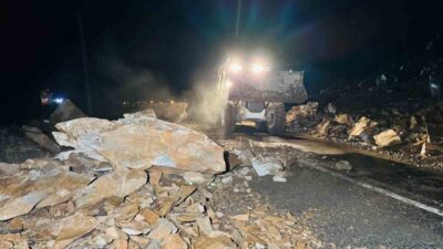 Şırnak'ın Beytüşşebap ilçesinde aşırı yağışlar sonrası kapanan yol, Kaymakam Mehmet