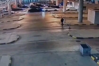 Edirne’deki Kapıkule Gümrük Noktası’nda bir gümrük memuru, araç kontrolü sırasında iki otomobilin arasında kalarak ağır yaralandı.