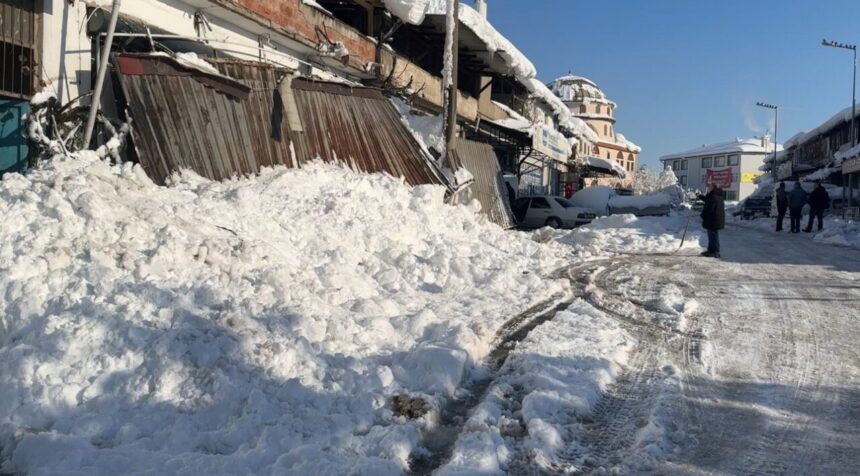 Safranbolu’da sanayi sitesindeki sundurmalar yoğun kar nedeniyle çöktü, anlar güvenlik kamerasında görüntülendi.